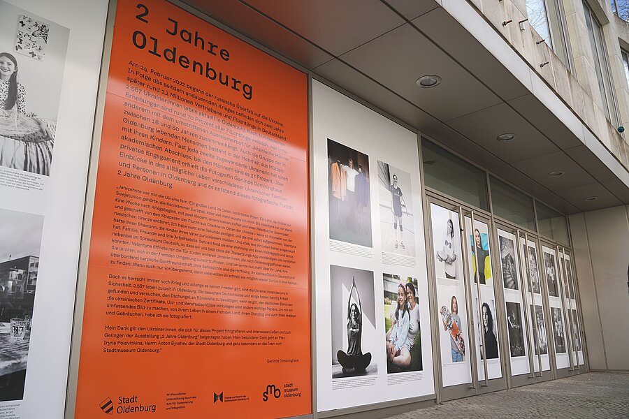 Ausstellungsansicht „2 Jahre Oldenburg“ an der Fassade des ehemaligen C&A-Gebäudes in der Langen Straße. Foto: Stadtmuseum Oldenburg