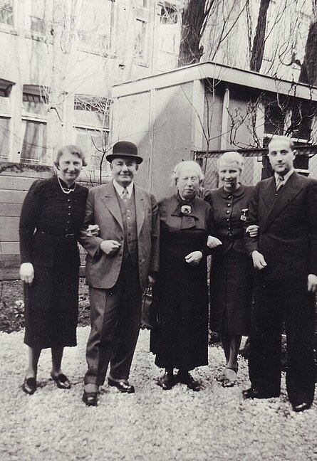 Henny Insel and son Hermann in exile in Amsterdam, probably 1939. from left: Else David, née Wallheimer, Otto David, Henny Insel, née Rosenberg, Ottilie Wallheimer, née Kümmerle, Hermann Insel. © Stadtmuseum Oldenburg, formerly Friederichsen Collection 