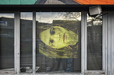 Installation "Interview durch die Krisen" in einem Fenster des Stadtmuseums. Foto: Nika Kramer