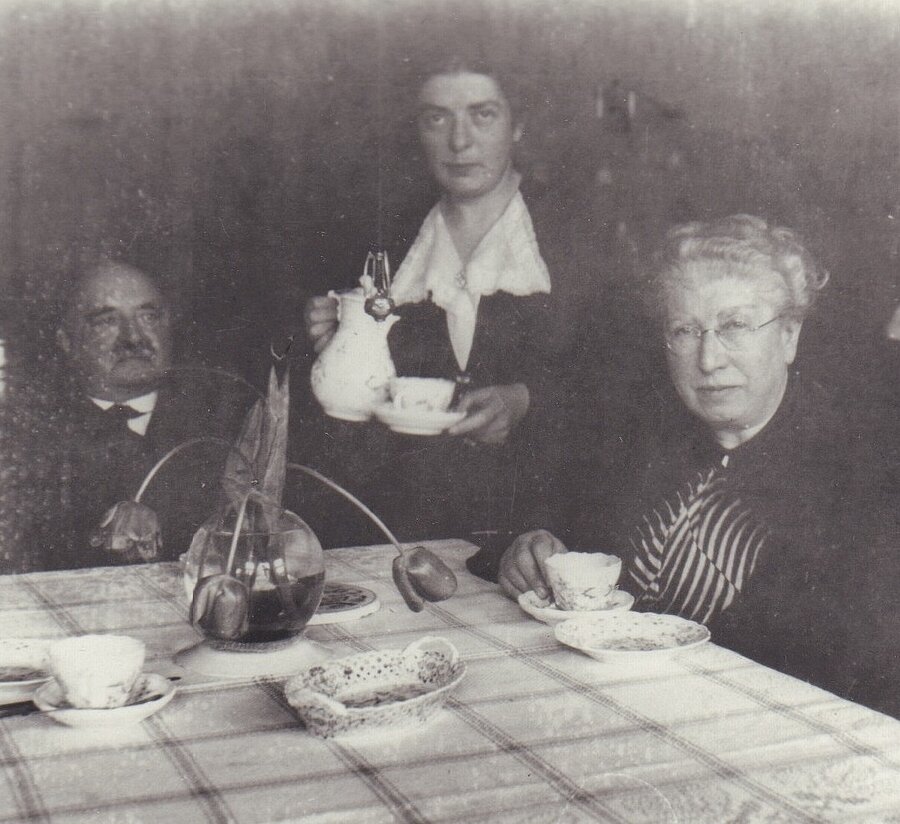 Henny and Siegfried Insel with their daughter Grete, Hanover. 1937. © Stadtmuseum Oldenburg, formerly Friederichsen Collection