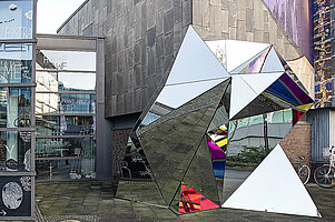 Die sich im Aufbau befindliche Installation "Fragmentierung" vor dem Stadtmuseum: Foto: Nika Kramer