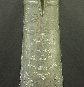 Widmungsinschrift der Zinnkanne: „Zur Hochzeitsfeier / 19. November 1905 / gew. v. / Paul Weinberg" © Stadtmuseum Oldenburg