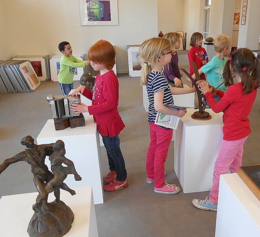Kinder betrachten Kunstwerke der Artothek. Foto: Artothek