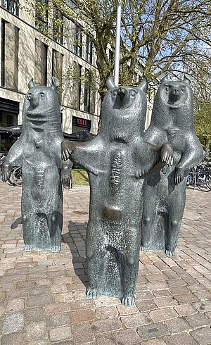 Paul Halbhuber, Drei Bären, Bronze, Schlossplatz, 2022, © Stadtmuseum Oldenburg