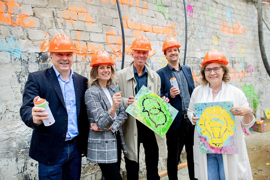 Sprühten ihre guten Wünsche für das Stadtmuseum ins Fundament des Neubaus (von links): Oberbürgermeister Jürgen Krogmann, Finanzdezernentin Dr. Julia Figura, Klaus Büscher (Leiter des Eigenbetriebs Gebäudewirtschaft und Hochbau), Stadtmuseumsleiter Dr. Steffen Wiegmann und Christiane Cordes (Leiterin des Amtes für Kultur, Museen und Sport). Foto: Hauke-Christian Dittrich