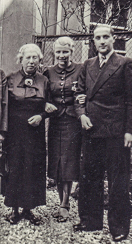Henny Insel (left) and son Hermann (right) in exile in Amsterdam, with Ottilie Wallheimer, née Kümmerle, in the middle, presumably 1939. © Stadtmuseum Oldenburg, formerly Friederichsen Collection