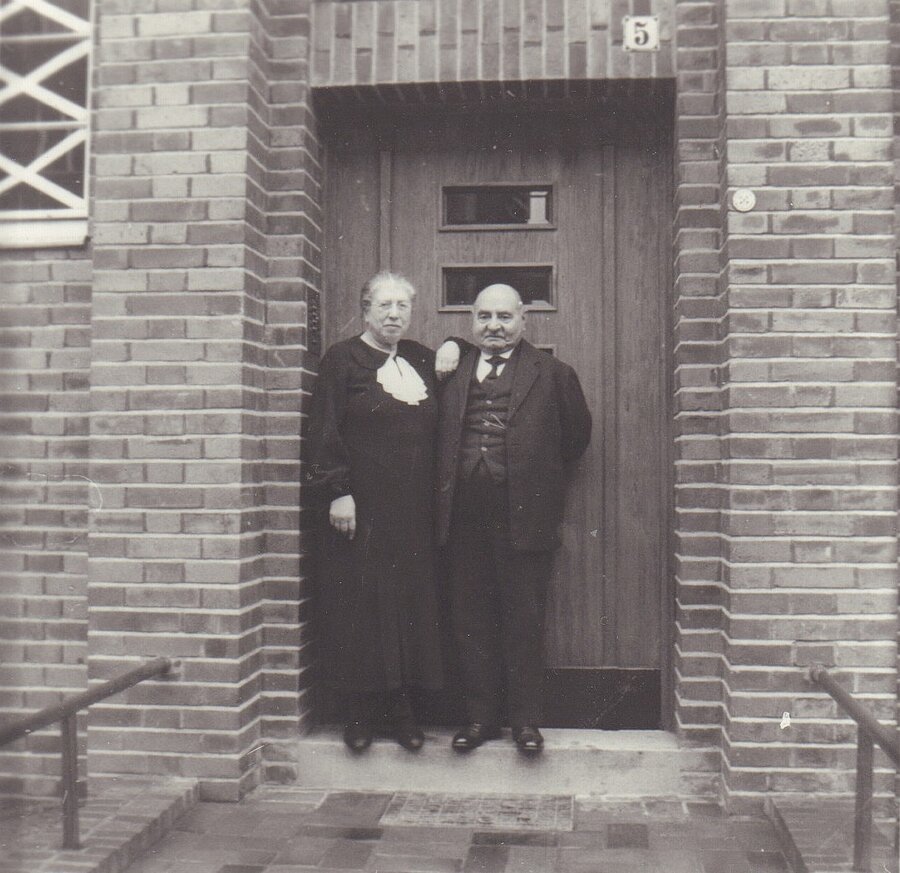 Ehepaar Henny und Siegfried Insel 1937 vor dem Eingang des Mietshauses in der Hertzstraße 5 in Hannover. © Stadtmuseum Oldenburg, ehemals Sammlung Friederichsen 