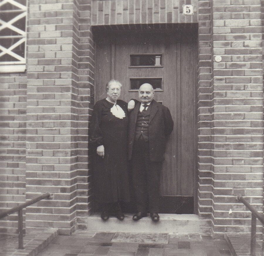 Ehepaar Henny und Siegfried Insel 1937 vor dem Eingang des Mietshauses in der Hertzstraße 5 in Hannover. Foto: Anton Meyer. © Stadtmuseum Oldenburg, ehemals Sammlung Friederichsen 