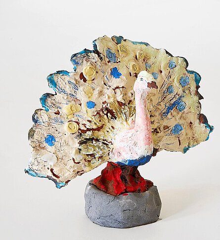 Carlo Leopold Broschewitz, Pfau, Keramik, Glasur, Acrylfarbe, 2025  © Carlo Leopold Broschewitz