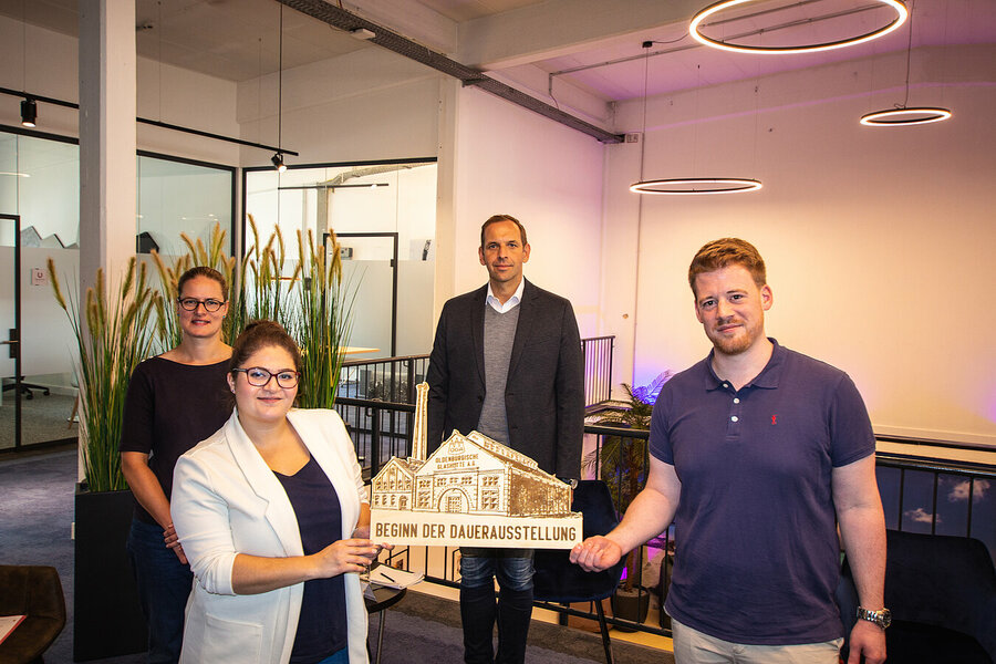 Franziska Boegehold-Gude und Lemya Demirkapi vom Stadtmuseum stellten mit Christian Hoch und Marcel Schwarting vom Glaswerk die neue Dauerausstellung zur Oldenburgischen Glashütte vor, Foto: Glaswerk