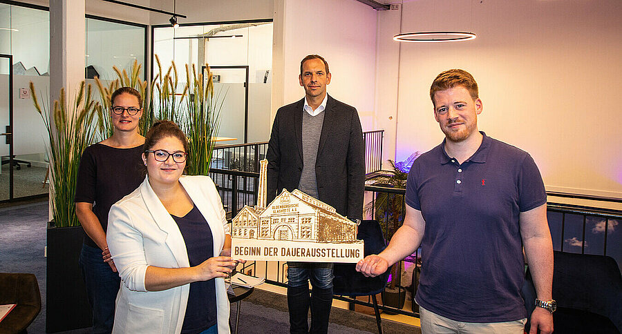 Franziska Boegehold-Gude und Lemya Demirkapi vom Stadtmuseum stellten mit Christian Hoch und Marcel Schwarting vom Glaswerk die neue Dauerausstellung zur Oldenburgischen Glashütte vor, Foto: Glaswerk