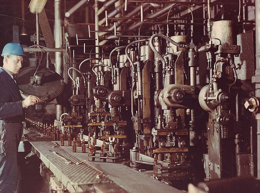 Mitarbeiter der Glashütte bei der Flaschenproduktion, Foto Firmenarchiv