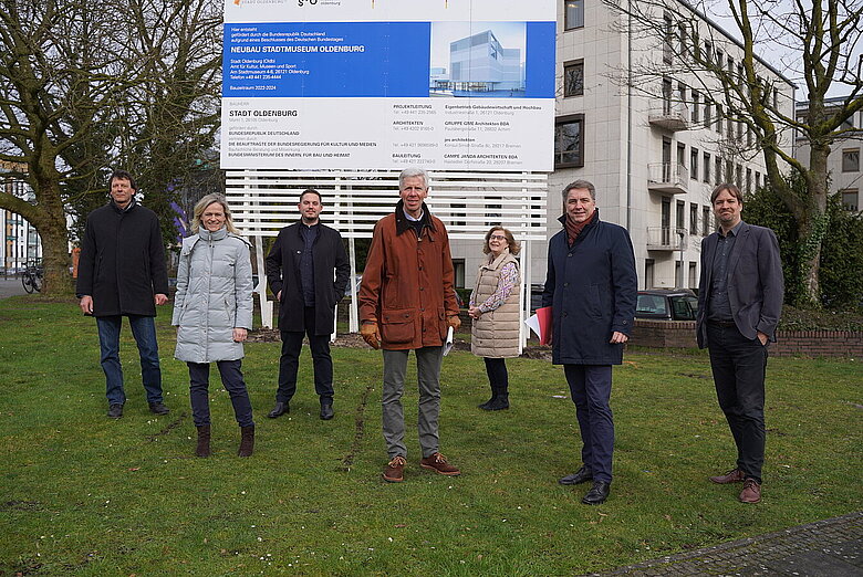 Freuen sich auf den Startschuss für den Neubau des Stadtmuseums Oldenburg (von links): Ulrich Helpertz (Eigenbetrieb Gebäudewirtschaft und Hochbau), Maja Marstaller (Projektleiterin der Gruppe GME), Architekt Dennes Janßen (jes architekten), Klaus Büscher (Leiter EGH), Kulturamtsleiterin Christiane Cordes, Oberbürgermeister Jürgen Krogmann und Dr. Steffen Wiegmann (Leiter Stadtmuseum) © Stadtmuseum Oldenburg