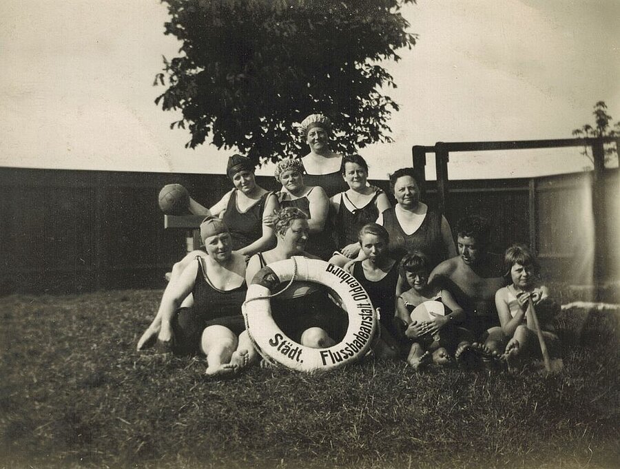 Gruppenfoto im Huntebad, 1930. Foto: Stadtmuseum Oldenburg