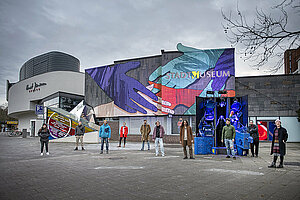 Die Künstlerinnen und Künstler von "The Hidden Art Project" vor dem Stadtmuseum mit ihren Installationen. Foto: Nika Kramer