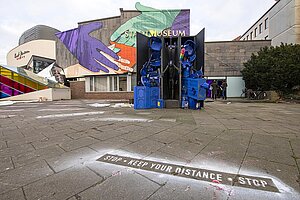 Perspektive auf die Installationen der "Neuen Konturen" vor dem Stadtmuseum. Foto: Nika Kramer