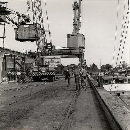 Aufbau eines neuen Krans an der Hafenstraße Anfang der 1960er Jahr, Bild: Stadtmuseum Oldenburg