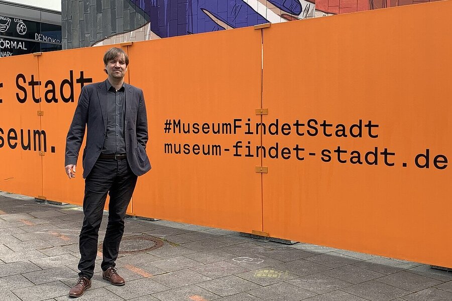 Museumsleiter Dr. Steffen Wiegmann vor dem Bauzaun. Foto: Stadtmuseum