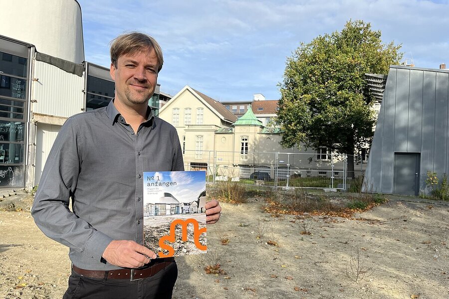 Museumsleiter Dr. Steffen Wiegmann mit dem neuen SMO-Magazin © Stadtmuseum Oldenburg