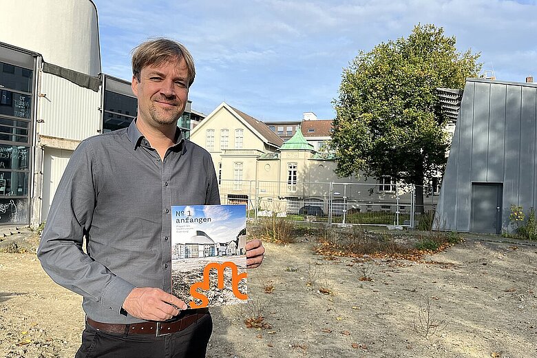 Museumsleiter Dr. Steffen Wiegmann mit dem neuen SMO-Magazin © Stadtmuseum Oldenburg