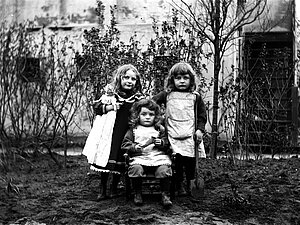 Drei kleine Mädchen im Garten, um 1900. Quelle: Stadtmuseum