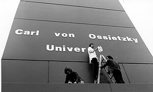 Anbringung des Schriftzugs an der CvO Universität © CvO Universität