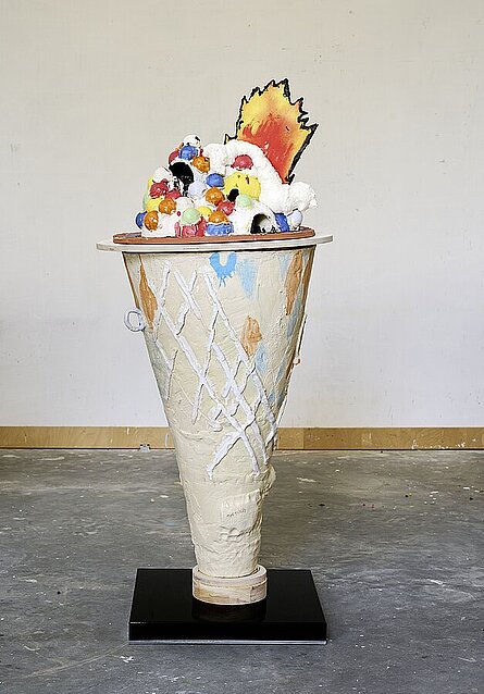 Carlo Leopold Broschewitz, Die Erde brennt, Keramik, Acrylfarbe, Holz, 2023  © Carlo Leopold Broschewitz