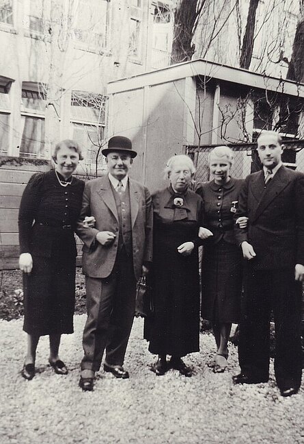 Henny Insel und Sohn Hermann im Exil in Amsterdam, vermutlich 1939. Von links: Else David, geb. Wallheimer, Otto David, Henny Insel, geb. Rosenberg, Ottilie Wallheimer, geb. Kümmerle, Hermann Insel. © Stadtmuseum Oldenburg, ehemals Sammlung Friederichsen 