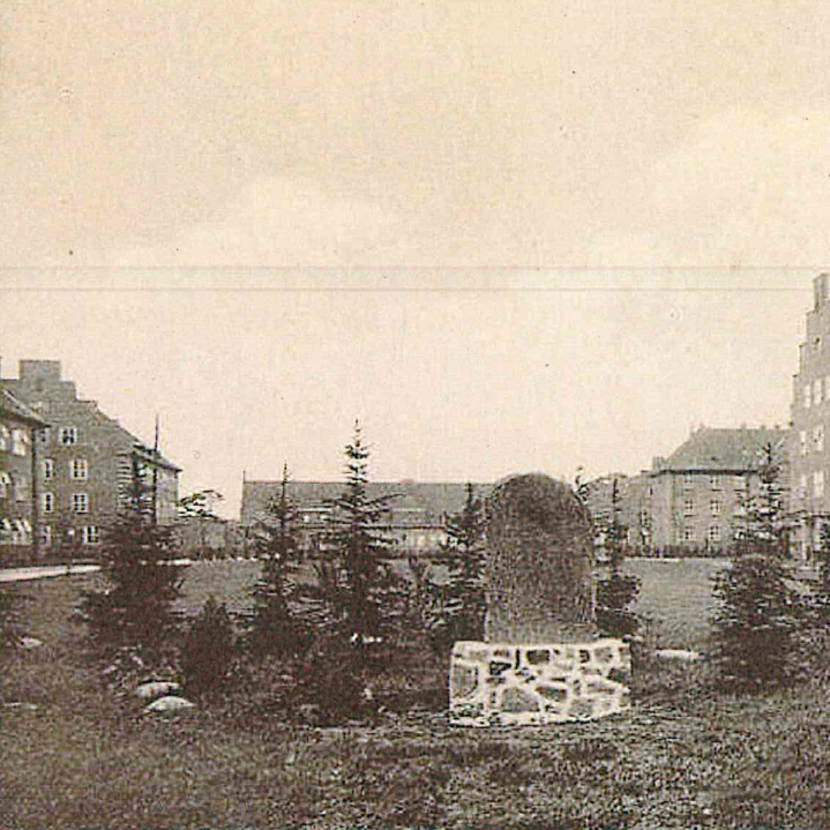 Der Kaiser Wilhelm-Gedenkstein auf dem Kasernengelände um 1940. Foto: Stadtmuseum Oldenburg.