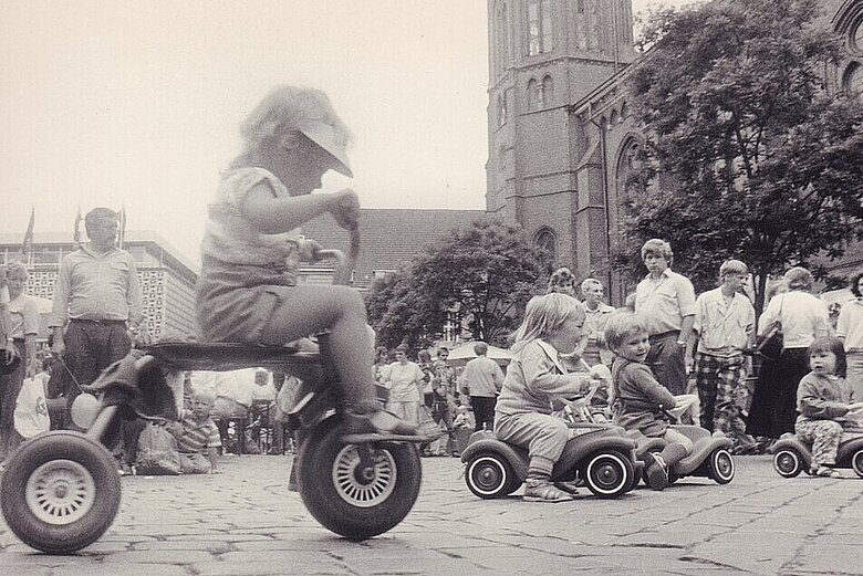 Kultursommer Bobbycar Rennen auf dem Marktplatz 1986 © Stadtmuseum/Peter Kreier