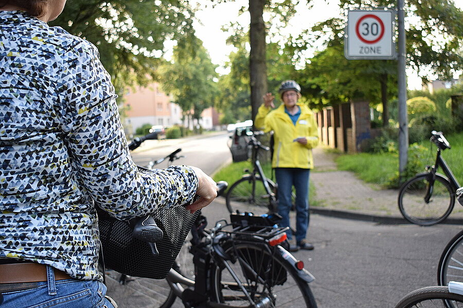 Christine Krahl an einer der Stationen in Osternburg. Foto: Stadt Oldenburg