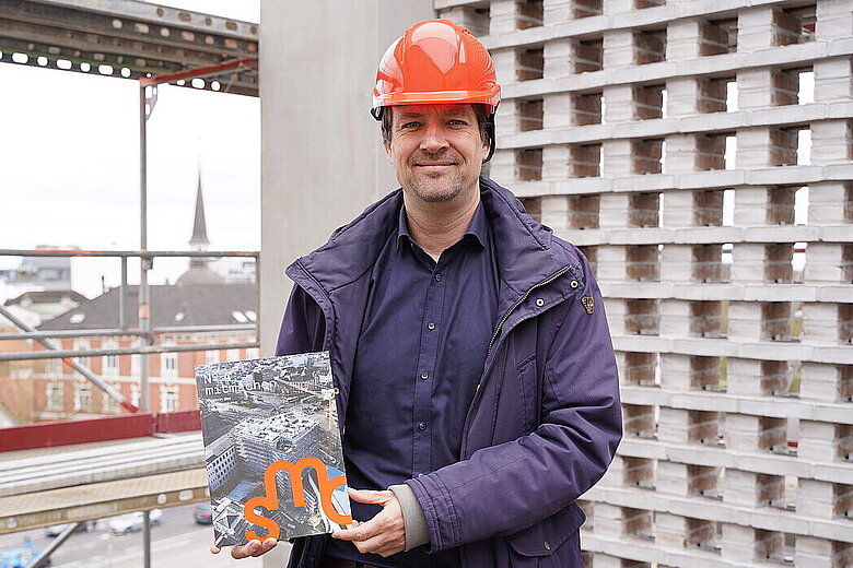 Dr. Steffen Wiegmann mit dem vierten SMO-Magazin © Stadtmuseum Oldenburg