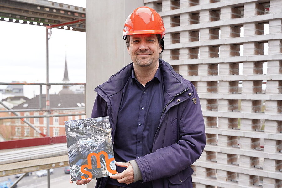 Dr. Steffen Wiegmann mit dem vierten SMO-Magazin © Stadtmuseum Oldenburg