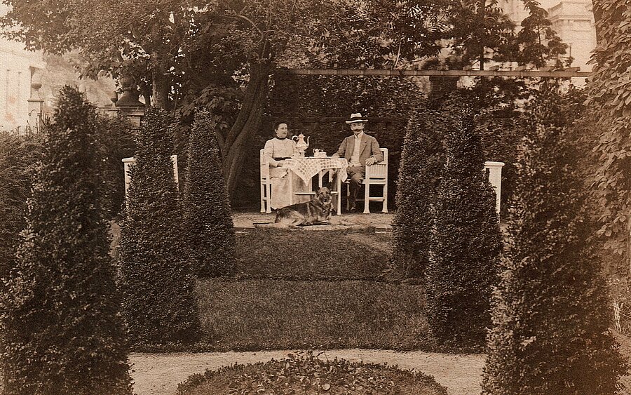 Theodor Francksen und Helene Knoche im Museumsgarten, 1912, Foto: Stadtmuseum