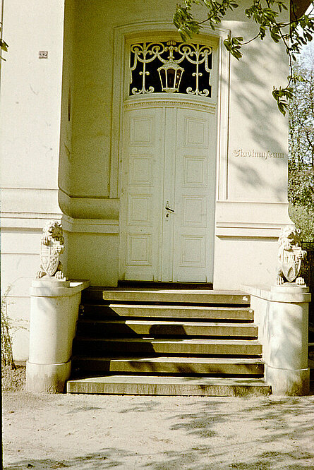 Ehemaliger Eingang Stadtmuseum mit Löwen, um 1962. Foto: Stadtmuseum Oldenburg/Meyer