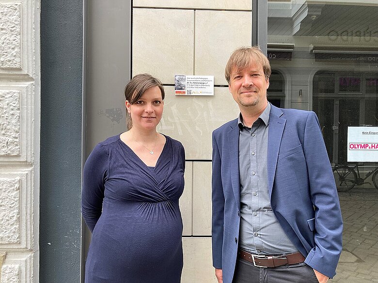 Wiebke Oncken (Gleichstellungsbüro) und Dr. Steffen Wiegmann (Stadtmuseum Oldenburg) vor der Gedenktafel an der Achternstraße 2, Foto: Stadt Oldenburg