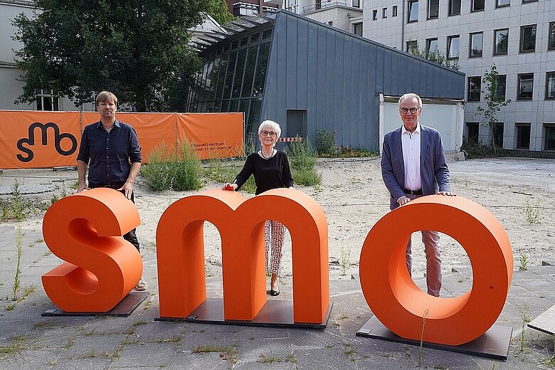 Freuen sich über die neu angeschafften 3-D-Buchstaben: v.l. Dr. Steffen Wiegmann, Leiter des Stadtmuseums, Inge von Danckelman, Vorsitzende des Fördervereins, Michael Kroos, 1. Stellvertretender Vorsitzender des Fördervereins © Stadtmuseum Oldenburg