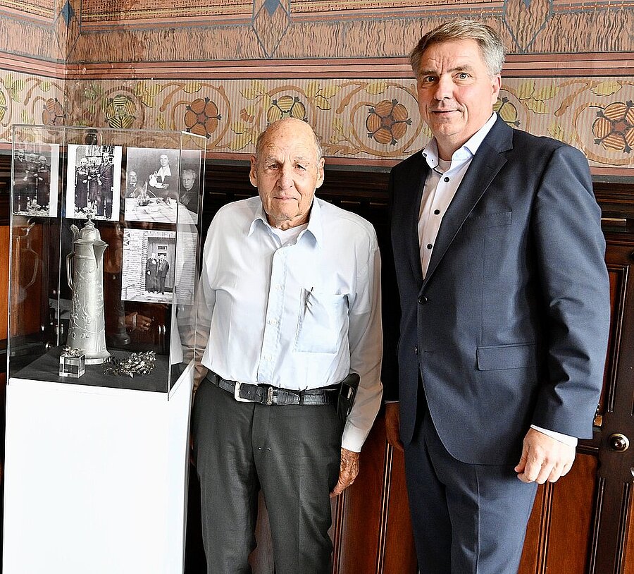 Reuven Shoer, Großneffe von Henny und Siegfried Insel, mit Oberbürgermeister Jürgen Krogmann (rechts) vor den zurückgegebenen Erinnerungsstücken.  Foto: Sascha Stüber