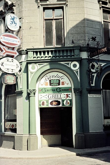 Blick auf das Gretna Green mit Ladenschild Hoyer (rechts), Ecke Lange Straße, um 1965. Foto: Stadtmuseum Oldenburg