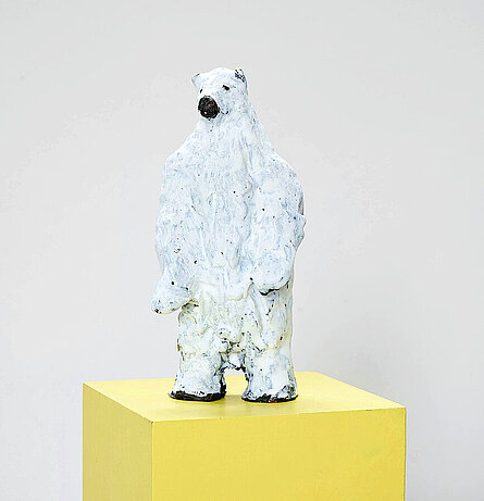 Carlo Leopold Broschewitz, Last Bear standing, Keramik, Glasur, Acrylfarbe, 2025 © Carlo Leopold Broschewitz