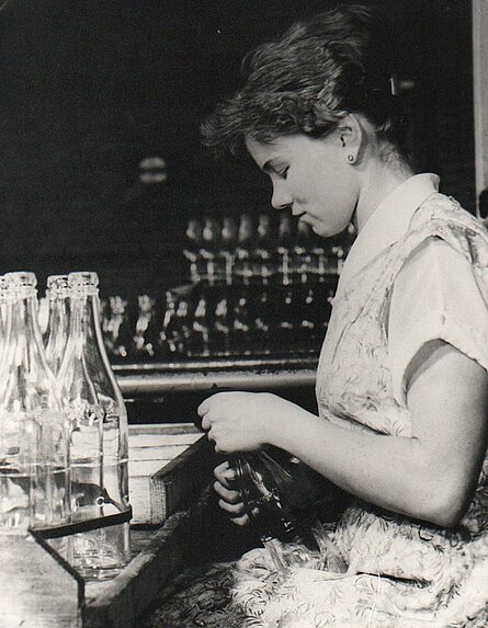 Arbeiterin der Glashütte, 1955. Foto: Stadtmuseum Oldenburg