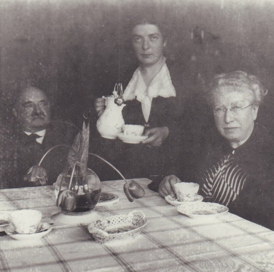 Ehepaar Henny und Siegfried Insel mit Tochter Grete, Hannover 1937 Foto: Anton Meyer. © Stadtmuseum, ehemals Sammlung Friederichsen
