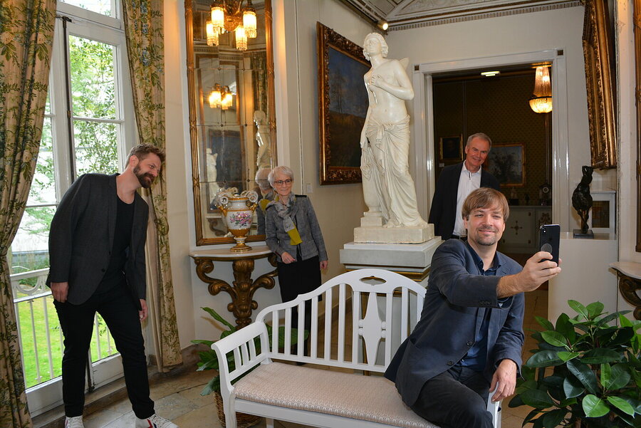 Machen ein Selfie auf der Francksen-Bank (v.l.): Ole Marten (Designer), Inge von Danckelman (Förderverein), Michael Kroos (Förderverein) und Dr. Steffen Wiegmann (Stadtmuseumsleiter). Foto: Stadt Oldenburg