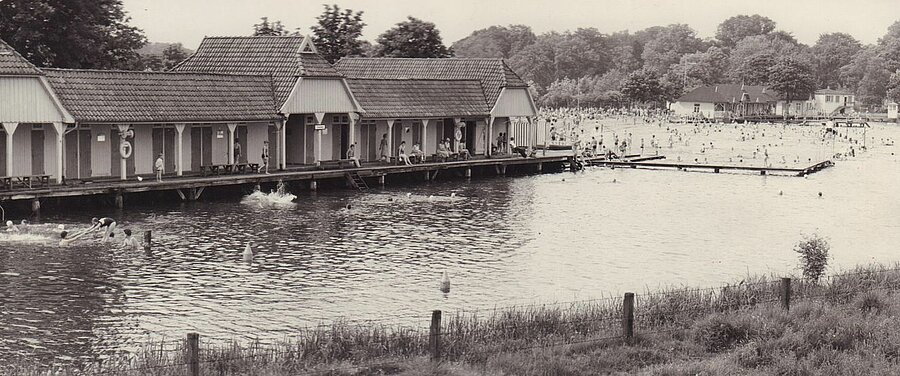 Umkleidekabinen von 1912, hier 1960. Foto: Stadtmuseum Oldenburg