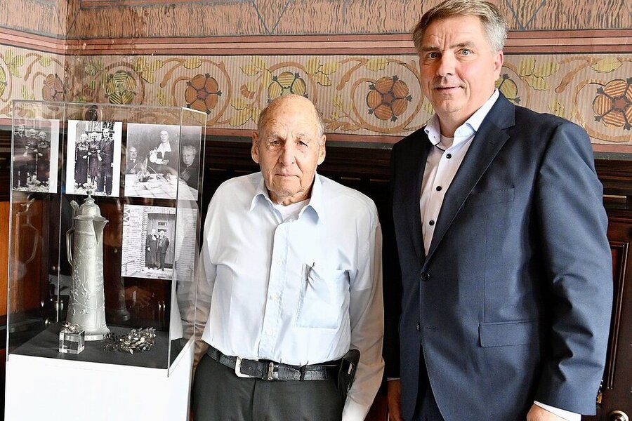 Reuven Shoer, Nachfahre der Familie Insel, mit Oberbürgermeister Jürgen Krogmann © Sascha Stüber