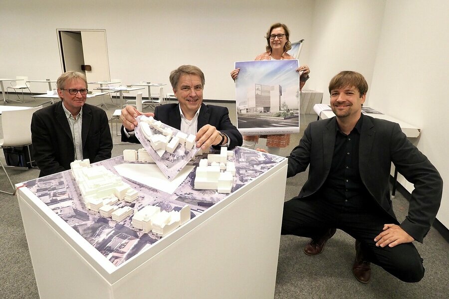 Präsentierten die Planung für das neue Stadtmuseum: Carl Deters, OB Jürgen Krogmann, Christiane Cordes und Dr. Steffen Wiegmann. Foto: Sascha Stüber