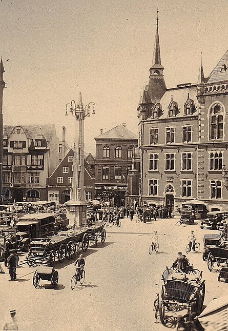 Wochenmarkt auf dem Marktplatz mit Kandelaber, um 1935. Foto: Stadtmuseum Oldenburg