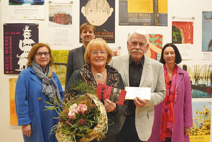 Das Entleiher-Ehepaar Wessels wird mit Blumenstrauß und Gutschein geehrt, Personen auf dem Bild von links: Christiane Cordes (Amtsleiterin Kultur, Museen und Sport), Dr. Steffen Wiegmann (Leiter des Stadtmuseums Oldenburg, hinten), Elfi und Peter Wessels (Entleiher-Ehepaar, vorne) und Artotheksleiterin Dr. Sabine Isensee © Stadtmuseum Oldenburg