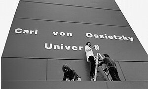 Anbringung des Schriftzugs an der CvO Universität © Tim Gerresheim
