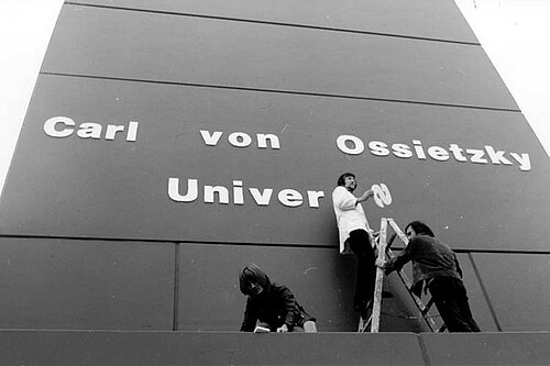 Demonstrative Anbringung des Namenszuges Carl von Ossietzky Universität durch Studenten, 1974. © Stadtmuseum Oldenburg